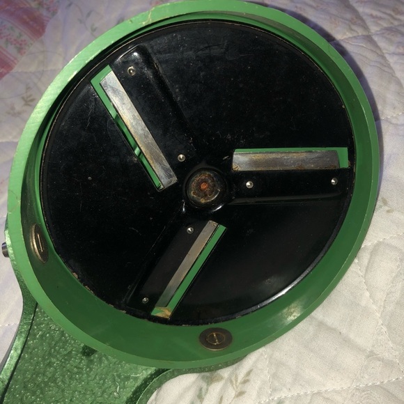 Vintage cast iron Green Pe De bean slicer- screws onto your counter. - Picture 7 of 9